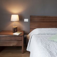 Camera da letto su misura in noce americano massello, dettaglio lampada in olivo