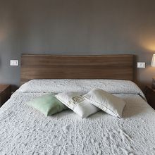 Camera da letto su misura in noce americano massello, panoramica 1.