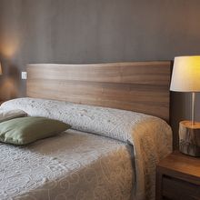 Camera da letto su misura in noce americano massello, dettaglio testata al grezzo